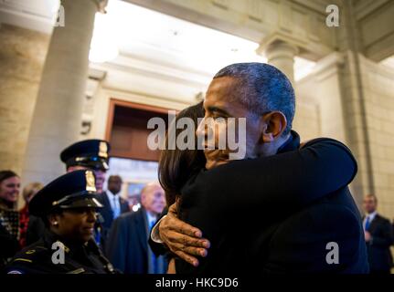 L'ancien Président des États-Unis, Barack Obama, épouse l'un de ses membres du personnel présidentiel avant la cérémonie de départ au cours de la 58e Cérémonie d'investiture le 20 janvier 2017 à Washington, DC. Banque D'Images