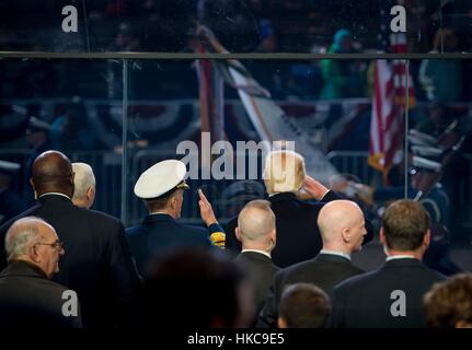 Le Président américain Donald Trump salue les troupes marchant par de la Maison Blanche stand de révision lors de la 58e Cérémonie d'investiture le 20 janvier 2017 à Washington, DC. Banque D'Images