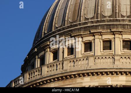 Dôme de la Cathédrale St Paul, construite par Christopher Wren, Londres. Gros plan détaillé sur une journée ensoleillée. Banque D'Images