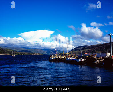 Vue sur les bateaux de pêche amarrés dans le Loch Broom à Ullapool avec nuage LENTICULAIRE traversant Beinn Dearg Wester Ross Ecosse Banque D'Images