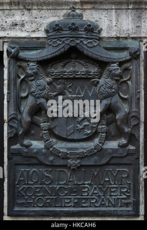 Couche de bras du royaume de Bavière représentée dans le signe historique de la Stammhaus Dallmayr à Munich, Bavière, Allemagne. L'inscription en allemand signifie : semeurs de la Cour de Bavière. Alois Dallmayr est la plus grande entreprise de charcuterie en Europe, et l'une des plus célèbres marques de café allemand. Le Stammhaus Dallmayr est connue comme la plus grande épicerie fine house en Europe. Banque D'Images