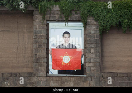 Photo prise par le photographe russe Slava Mogutin à partir de la série Lost Boys. From Russia with Love affichés à l'extérieur à son exposition à la galerie Artwall à Prague, République tchèque. Un garçon sur la photo est titulaire d'un drapeau rouge de l'organisation de la jeunesse soviétique peu Octobristes avec l'étoile à cinq branches d'un insigne avec le portrait de Vladimir Lénine dans son enfance. Banque D'Images