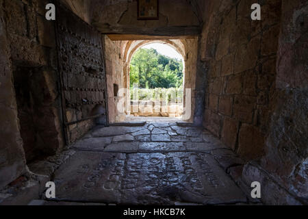 Tombeau du Roi David IV, le constructeur, à l'entrée de monastère de Ghélati ; Imereti, Géorgie Banque D'Images