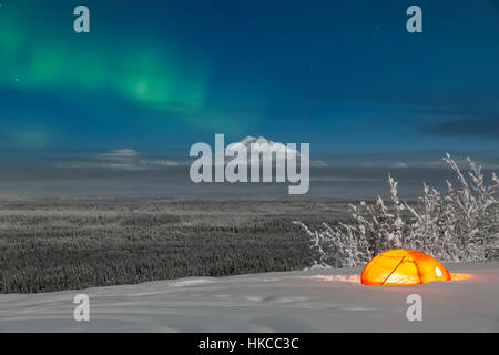 Green Aurora Borealis brille au-dessus de Moonlight Casting Light sur le Mont Drum et la vallée de la rivière Copper, Une tente lumineuse sur Une nuit d'hiver brumeux, Coppe... Banque D'Images