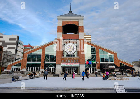 Covent Garden Market patinoire publique avec les personnes bénéficiant de la journée, London, Ontario, Canada. Banque D'Images