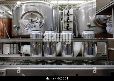 La ligne d'étiquetage de la bière avec de l'aluminium peut quatre espaces au Railway City Brewing, une microbrasserie située à St Thomas, Ontario, Canada. Banque D'Images