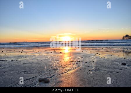 Coucher de soleil à Imperial Beach, San Diego, Californie. Low angle shot sur le sable. Banque D'Images