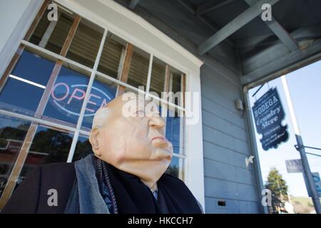 Une statue d'Alfred Hitchcock, en dehors de la Bodega Country Store, dans la région de Bodega, California, scène du tournage de 'Les oiseaux'. Banque D'Images