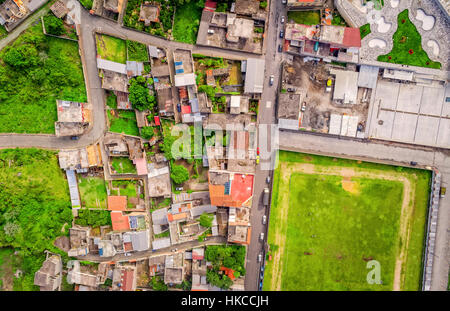 Vue aérienne de la petite ville dans les hautes terres andines, Banos de Agua Santa, Tungurahua, Province de l'Amérique du Sud Banque D'Images