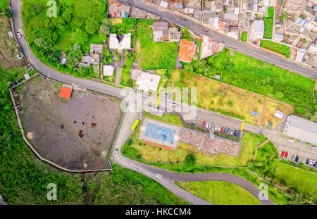 Vue sur la ville d'antenne avec des bâtiments et terrains de stationnement de Banos de Agua Santa, Tungurahua Province, dans la lumière du jour, l'Amérique du Sud Banque D'Images