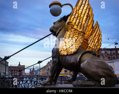 Griffins avec ailes d'or sur le pont de la banque à Saint Petersburg, Russie Banque D'Images