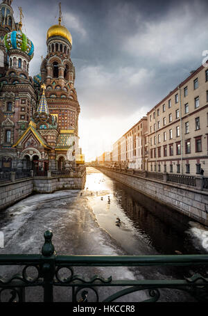 Église Saint Sauveur sur le Sang Versé à Griboïedov river et Ciel de coucher du soleil à Pétersbourg, Russie Banque D'Images