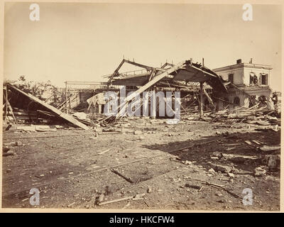 Une collection de photographies des ruines de Paris et de ses environs, documentant les ruines de Paris et de ses environs après la guerre franco-prussienne de 1870-1871, montrant la dévastation de la ville. Banque D'Images