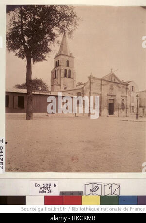 Cette photographie d'Eugène Atget, prise en 1901, représente la vieille église Saint-Ouen à Paris. Le travail d’Atget capture la grandeur architecturale et l’atmosphère historique des monuments parisiens, offrant un aperçu du passé de la ville à travers son objectif, mettant l’accent sur la texture et les détails. Banque D'Images