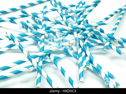 Une pile de papier bleu et blanc pailles en spirale sur une surface blanche Banque D'Images