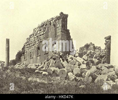Le *Temple Sud* de Jerash, en Jordanie, est un site archéologique important. Cette photographie de 1906 capture la grandeur du temple, mettant en évidence ses détails architecturaux et son importance historique dans le cadre de l'ancienne ville romaine de Gerasa. Banque D'Images