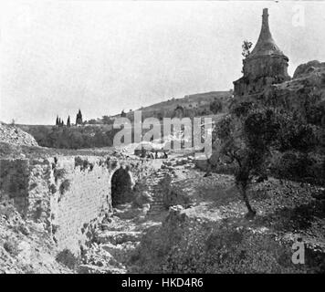Une photographie de la vallée du Kidron et du monument Yad Avshalom, situé à Jérusalem. L'image souligne l'importance historique de la vallée dans la tradition juive et le site funéraire important d'Absalom, fils du roi David, marqué par une structure imposante connue sous le nom de monument Yad Avshalom. Ce site fait partie intégrante de l'histoire et des études archéologiques de l'ancienne Jérusalem. Banque D'Images