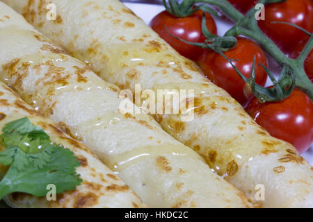 Un plat de crêpe Suzette avec tomates cerises du menu végétalien. Banque D'Images