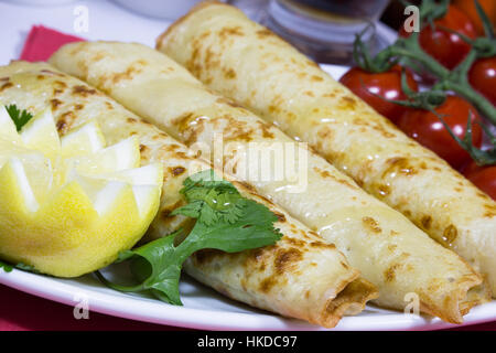 Un plat de crêpe Suzette avec tomates cerises du menu végétalien. Banque D'Images