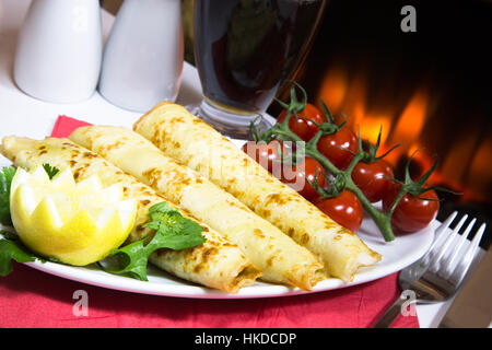 Un plat de crêpe Suzette avec tomates cerises du menu végétalien. Banque D'Images