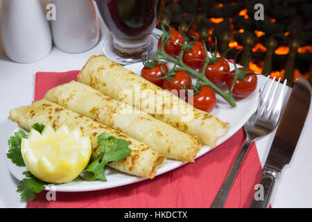 Un plat de crêpe Suzette avec tomates cerises du menu végétalien. Banque D'Images