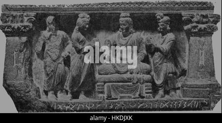 Le piédestal de Hashtnagar représentant le Bodhisattva Rajar est une importante sculpture du Gandhara conservée au British Museum. Cet artefact est un exemple notable de l'art gandharan, mettant en valeur les influences hellénistiques fusionnées avec l'iconographie bouddhiste de la région du Pakistan moderne. Banque D'Images