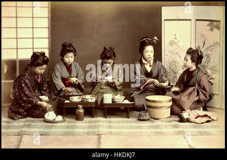 Photographie de Kusakabe Kimbei 'Eating. Dinner' (194) capture une scène japonaise traditionnelle d'un repas. La photographie fait partie de l'œuvre de Kimbei consacrée à la vie au Japon à la fin du XIXe siècle et au début du XXe siècle. Ses images sont connues pour leurs compositions détaillées et leur représentation vibrante de la culture japonaise pendant l'ère Meiji. Banque D'Images