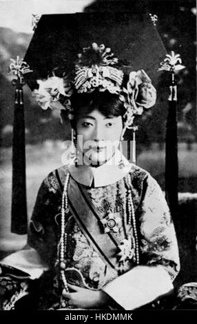 Ce portrait de l'impératrice Wan Rong, peint au début du XXe siècle, représente la dernière impératrice de Chine. L'œuvre reflète la beauté délicate et la présence royale de Wan Rong, symbolisant les dernières années de la dynastie Qing. Banque D'Images