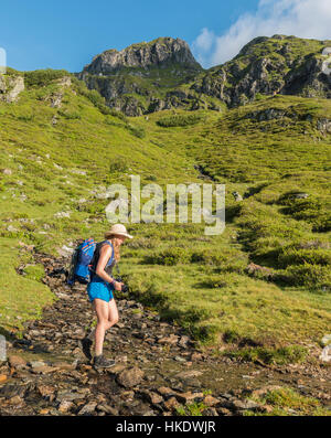 Randonneur traversant un ruisseau bed, Schladming, sentier de randonnée pédestre à Hochgolling Schladming, Tauern, Schladming, Styrie, Autriche Banque D'Images