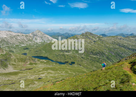 À la recherche d'un randonneur à travers la vallée, Schladminger trail, sentier de randonnée pédestre à Hochgolling Schladming, Tauern, Schladming, Styrie, Autriche Banque D'Images