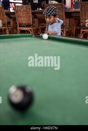 Garçon jouant au billard, province de Phnom Penh, Cambodge Banque D'Images