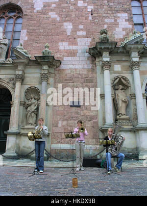 La musique de rue en face de l'église Saint Pierre à Riga Lettonie Banque D'Images