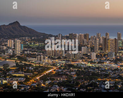 Vue de la Tête du Diamant et Waikiki au crépuscule de tantale dur surplombent à Honolulu. Banque D'Images