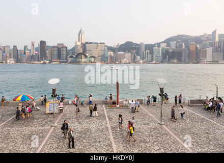 Hong Kong, Hong Kong - le 26 avril 2015 : les touristes de prendre des photos et profiter de la célèbre ligne d'horizon de l'île de Hong Kong, le port de Victoria à partir de l'avenue de Banque D'Images