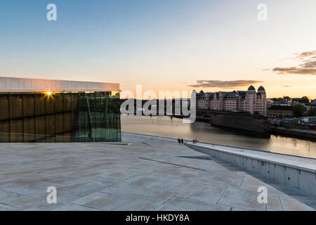 OSLO, Norvège - 16 MAI 2016 : Le soleil se couche sur l'Opéra d'Oslo et le port en Norvège capitale. Banque D'Images