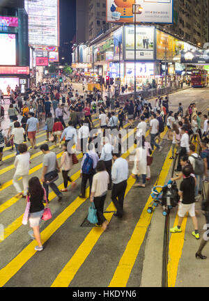 HONG KONG, HONG KONG - 23 septembre 2015 : les piétons s'engouffrent dans un carrefour très fréquenté dans le quartier commerçant de Causeway Bay à Hong Kong isla Banque D'Images