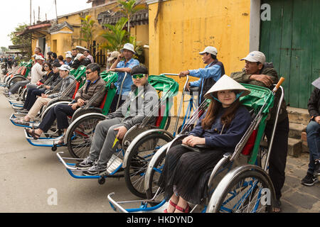 HOI AN, VIETNAM - 7 février 2016 : les touristes asiatiques attendent leur tour cyclo de Hoi An, ville ancienne pour commencer. La ville était un important centre commercial même Banque D'Images