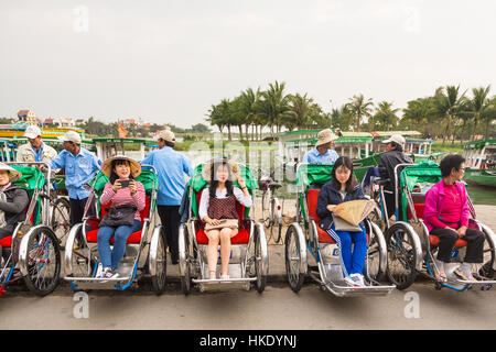 HOI AN, VIETNAM - 7 février 2016 : les touristes asiatiques attendent leur tour cyclo de Hoi An, ville ancienne pour commencer. La ville était un important centre commercial même Banque D'Images