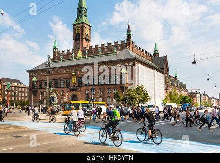 Copenhague, Danemark - 24 MAI 2016 : Les cyclistes à traverser la rue sur une ligne dédiée en face de l'hôtel de ville au Danemark capitale sous le soleil d'été Banque D'Images