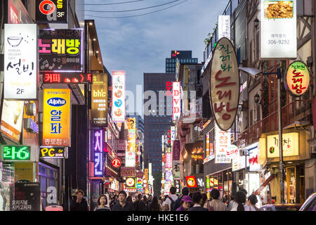 Séoul, Corée du Sud - 12 septembre 2015 : Les gens se promener dans les rues de marche de Myeong-dong, le quartier commerçant de nuit. Banque D'Images