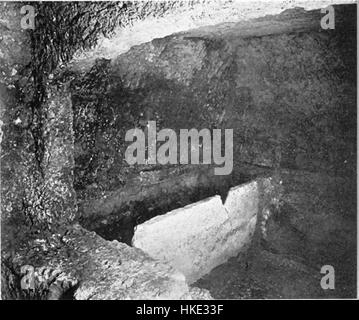 La photographie de 1906 de la tombe du jardin capture un moment clé de l'exploration religieuse et historique. Le site, traditionnellement considéré comme le lieu de sépulture de Jésus, est représenté dans son état du début du XXe siècle, reflétant à la fois la signification religieuse et les techniques photographiques de l’époque. Banque D'Images