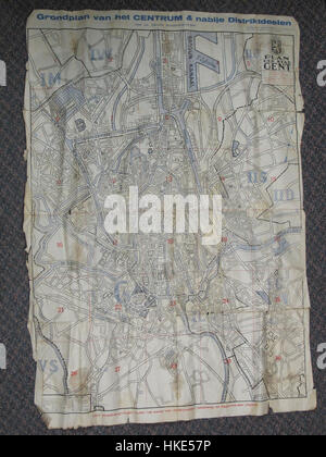 Cette peinture représente Gand, en Belgique pendant la seconde Guerre mondiale, en se concentrant sur la zone centrale de la ville. L'œuvre capture l'atmosphère historique et les caractéristiques architecturales de Gand au cours d'une période tumultueuse de son histoire. Banque D'Images