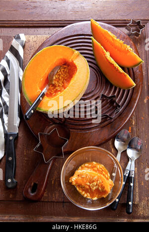 Des tranches de melon sur une vieille planche de bois.. dessert cuisine moules de cuisson en forme d'étoiles Banque D'Images