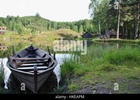 Une photo d'un vieux bateau à rames Banque D'Images