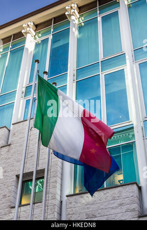 Hissé le drapeau italien avec un immeuble moderne sur l'arrière-plan Banque D'Images