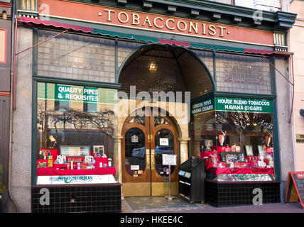 Old Morris Tabac boutique spécialisée pour les fumeurs sur les Street dans le centre-ville de Victoria, BC, Canada. Banque D'Images