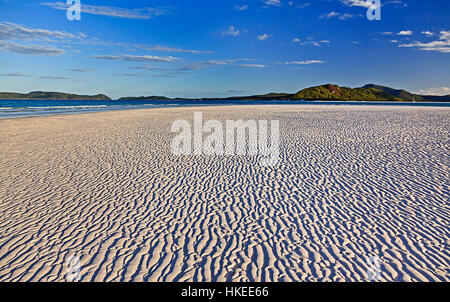 Random light-motif sur l'ombre de sable de silice blanc Whitehaven Beach de Whitsundays island formé en travail du vent des traces de sol mou. Banque D'Images