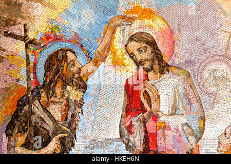 Mosaïque du baptême de Jésus Christ par Saint Jean-Baptiste comme le premier mystère lumineux. Banque D'Images