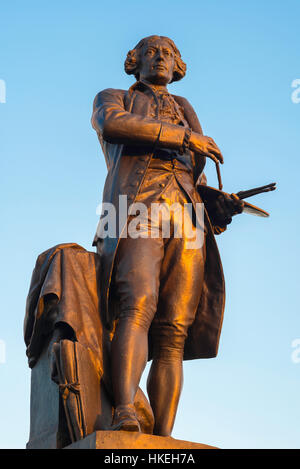 Artiste de Gainsborough, vue sur la statue de l'artiste Thomas Gainsborough, situé sur la place du marché de Sudbury, son lieu de naissance, Suffolk, Angleterre, Royaume-Uni. Banque D'Images