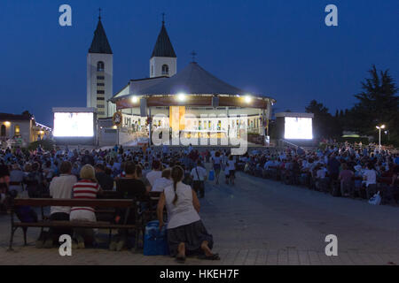 Adoration de Jésus-Christ présent dans le Saint Sacrement après la messe du soir à Medjugorje, en Bosnie-Herzégovine. Banque D'Images